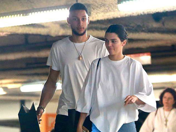 Kendall Jenner vẫn tiếp tục hẹn hò bạn trai cao 2m08 dù vừa khóa môi với em trai Gigi