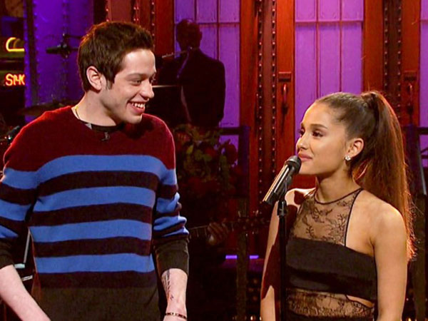 Nhanh đến chóng mặt, Ariana Grande đính hôn với bạn trai mới chỉ sau vài tuần hẹn hò!
