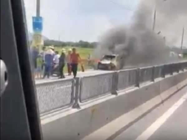 Quảng Ninh: Ô tô bất ngờ bùng cháy dữ dội trên quốc lộ, tài xế thoát chết trong gang tấc