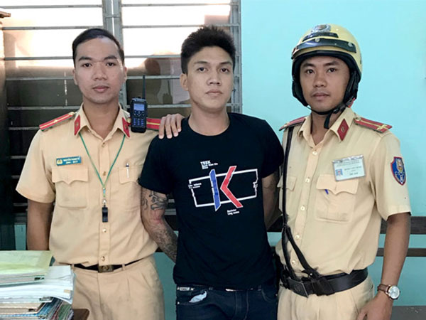 Tên cướp bị phát hiện khi ẩn nấu cùng người yêu trong khách sạn