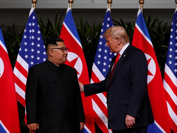 Vì sao Donald Trump đặt tay vào lưng Kim Jong-un?