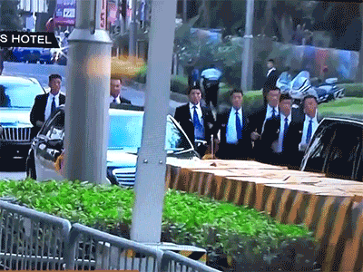 Video: Dàn vệ sĩ được mệnh danh lá chắn sống chạy theo xe Kim Jong-un