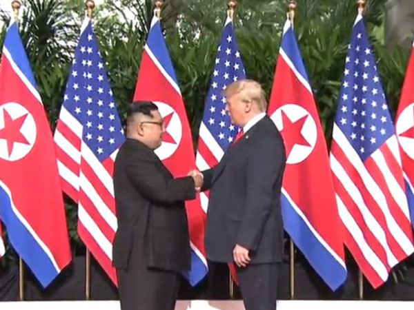 Video: Cú bắt tay lịch sử 12 giây của Trump và Kim Jong Un