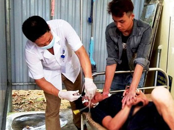 Vợ bỏ đi, chồng gọi điện không được liền ăn lá ngón tự tử