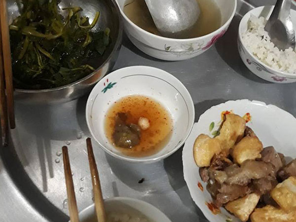 13 năm ăn cơm thiên hạ không bằng một bữa cơm nhà mẹ nấu - bức ảnh mâm cơm đạm bạc chạm vào trái tim hàng ngàn người
