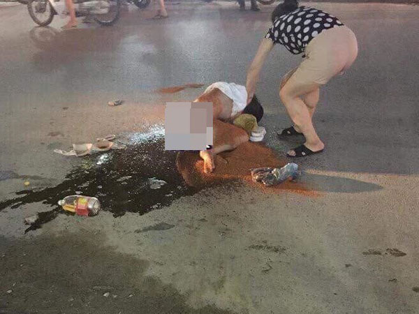 Cô gái bị lột đồ, đổ nước mắm, muối ớt lên người: Sự xuất hiện của người đàn ông lạ gây xôn xao