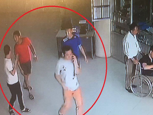 Hà Nội: 4 đối tượng xăm trổ vào bệnh viện 'đòi nợ' cho Phó giám đốc đã nghỉ hưu