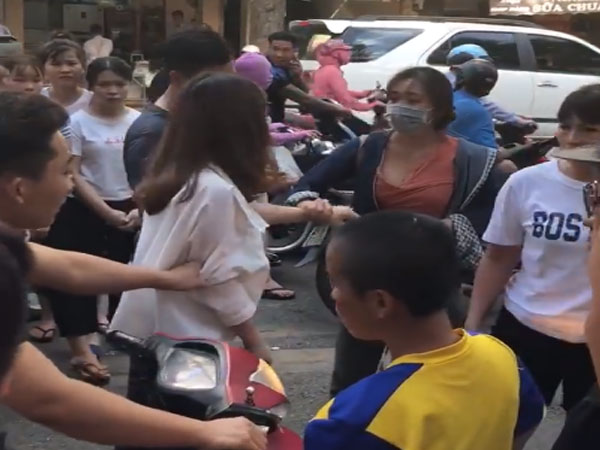Hà Nội: Nghi vấn do ghen tuông vì bạn thân nhắn tin với chồng mình, 2 cô gái lao vào đánh nhau giữa phố cổ