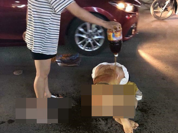 Lột đồ, đổ nước mắm, bột ớt đánh ghen: Chồng bênh vợ