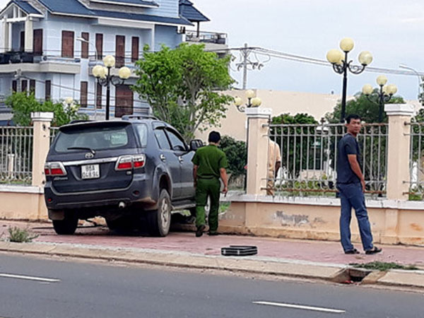 Tài xế tông thẳng ôtô vào người đứng trên vỉa hè rồi bỏ trốn