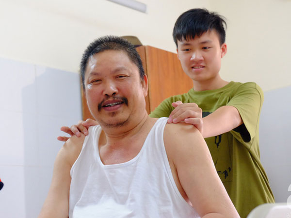 TP.HCM: Vợ con vỡ òa khi thấy chồng ngồi dậy 'thần kỳ' sau 5 năm liệt tứ chi vì tai nạn giao thông cực nặng