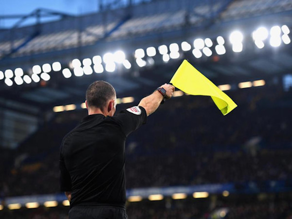 VAR bắt việt vị thay trọng tài biên