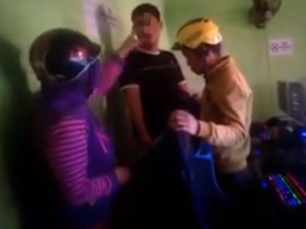 Bắt được con đang chơi game trong quán net, mẹ lấy mũ bảo hiểm đập vỡ màn hình máy tính để 'dằn mặt'