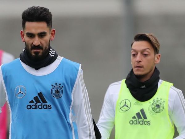 Bê bối của Oezil, Guendogan và nỗi lo của Loew