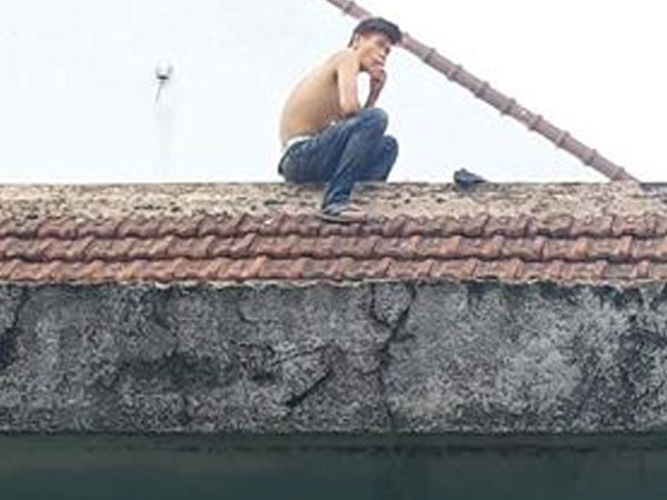 Gần 3 giờ vây bắt nam thanh niên nghi ngáo đá cố thủ trên mái nhà