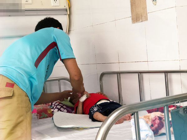 Gia cảnh khốn cùng của cả gia đình bị nhiễm HIV nhưng không biết nguồn lây: 'Tôi chỉ còn 1 triệu dành lo hậu sự cho con...'