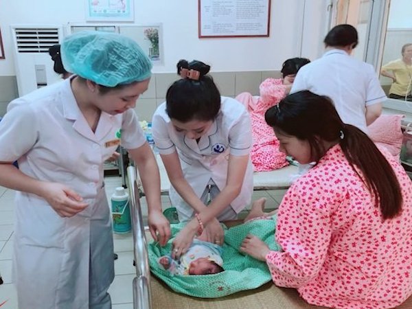Mẹ hiếm muộn 10 năm mất con vì chờ ngày đẹp để sinh