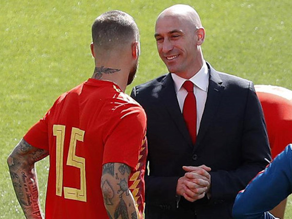 Sergio Ramos ẩu đả với chủ tịch LĐBĐ Tây Ban Nha, Pique phải can ngăn