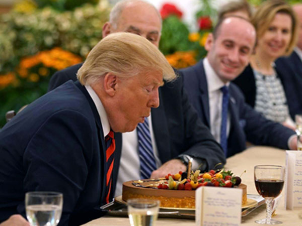 Trump bước sang tuổi 72
