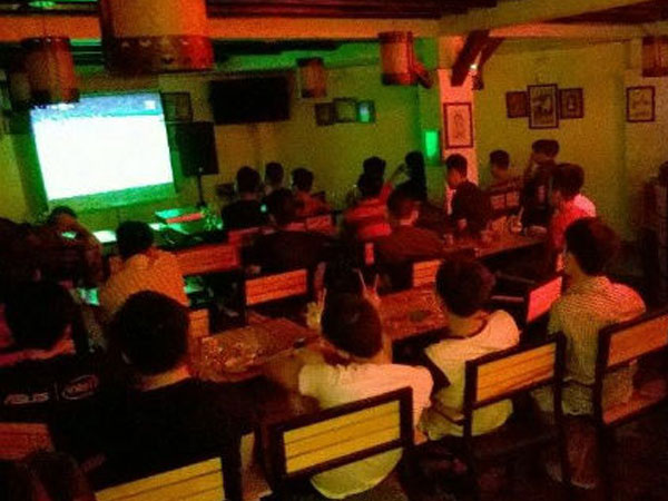 Trước giờ khai màn World Cup: Chủ cafe, quán nhậu 1 buổi chiều hốt hoảng