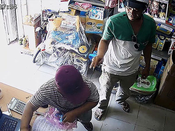 Bé 10 tuổi theo 'cha' đi trộm: Xử thế nào?