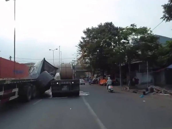 Clip: Kinh hoàng cuộn sắt hàng chục tấn trượt khỏi thùng hàng, 'cày' nát cabin xe container