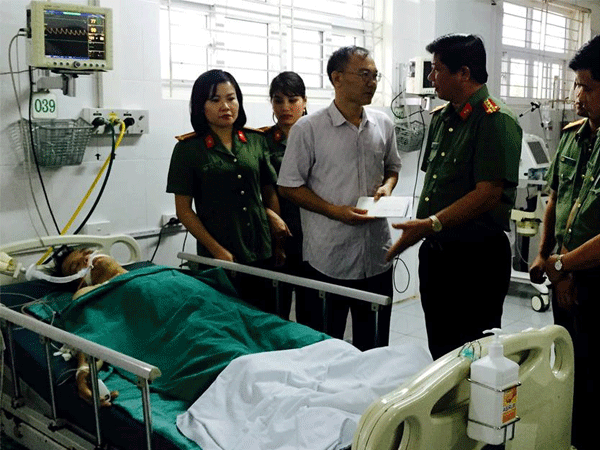 Khám nhà nghi phạm ma túy, một cảnh sát bị đâm thấu ngực