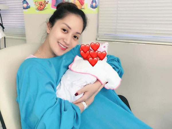 Khánh Thi tươi cười rạng rỡ, hạnh phúc hé lộ hình ảnh con gái chào đời trước 6 tuần tuổi