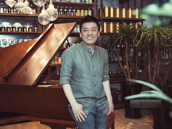 Lam Trường: 'Fan biết vợ đi xem tôi hát nhưng vẫn lên sân khấu ôm, hôn tôi'