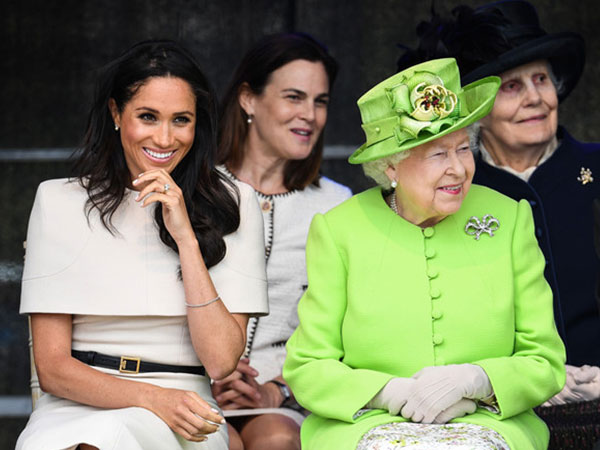 Meghan Markle mặc ấn tượng khi dự sự kiện đầu tiên cùng Nữ hoàng Anh