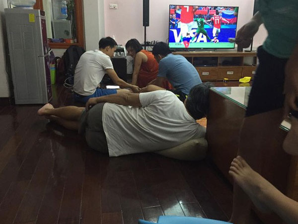 Người ông hào hứng rủ cả nhà xem World Cup, 15 phút sau bỗng im lặng khiến con cháu phải ngoái lại nhìn