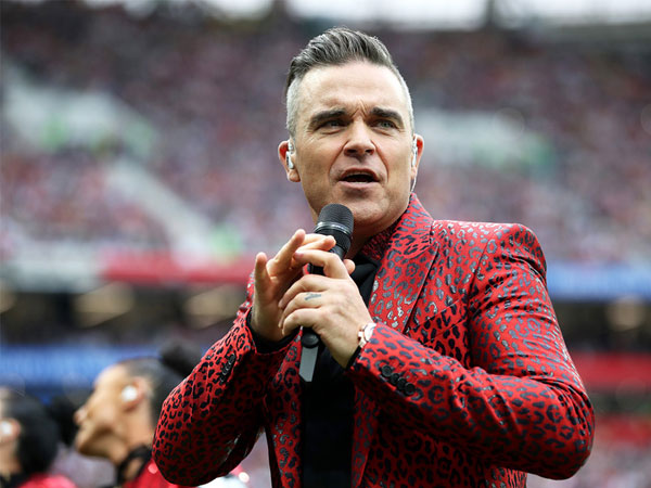 Nhà đài xin lỗi vì màn 'ngón tay thối' của Robbie Williams