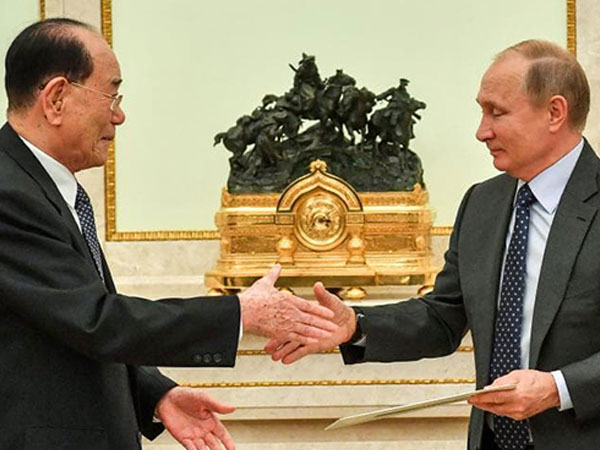 Putin mời Kim Jong-un thăm Nga vào tháng 9