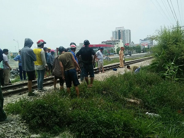 Thanh Hóa: Cố băng qua đường sắt, đôi nam nữ bị tàu cán tử vong