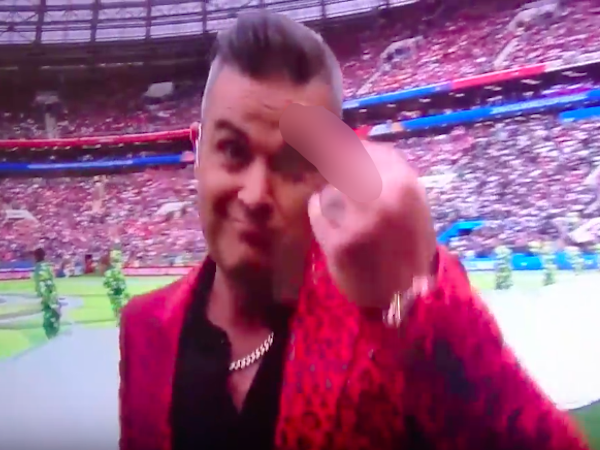 Thực hư về chuyện Robbie Williams bị mafia truy lùng sau khi giơ ngón giữa tại World Cup