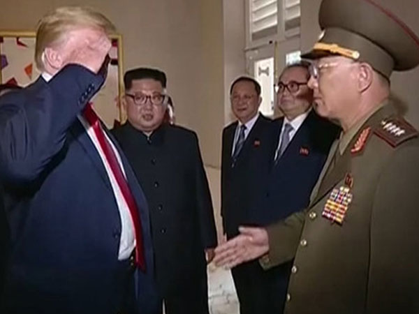 Trump bị chỉ trích vì chào kiểu nhà binh với tướng Triều Tiên