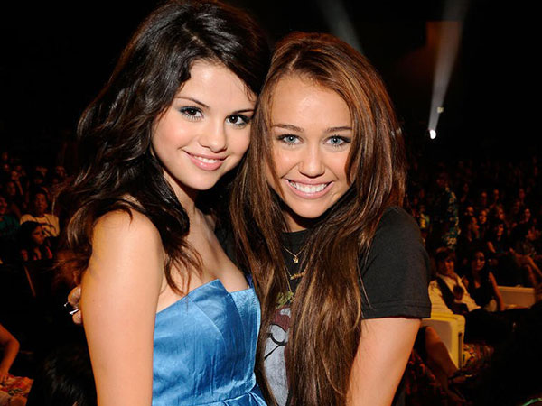 Từng ghét nhau không đội trời chung, Miley bỗng bảo vệ Selena khi cô bạn cũ bị chê 'xấu xí'