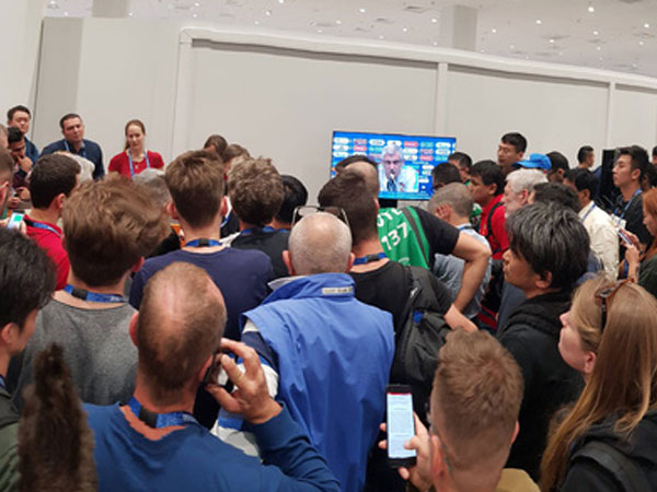 Vừa khai mạc World Cup, FIFA đã khiến phóng viên nổi giận