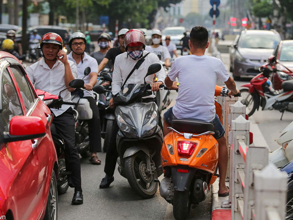Xe cộ chen chúc, đối đầu bên công trường bỏ không