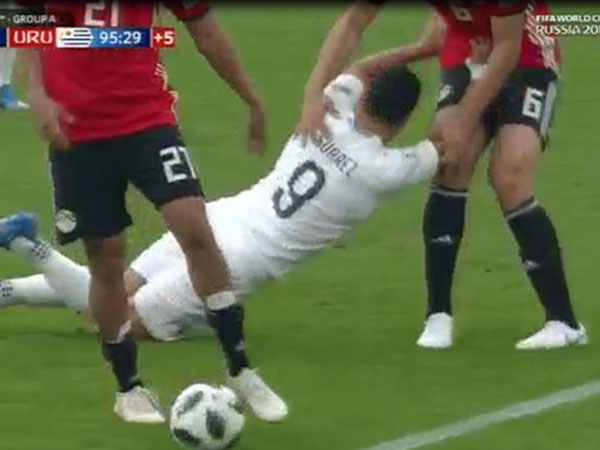 Bị đốn ngã, Suarez cố với tay bóp 'chỗ hiểm' đối thủ