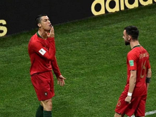 CĐV nghi ngờ Ronaldo khiêu khích Messi sau khi ghi bàn