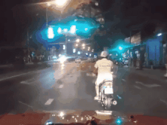 Clip: Nam thanh niên đánh võng, gây sự, chặn đầu tài xế ô tô suốt đoạn đường dài