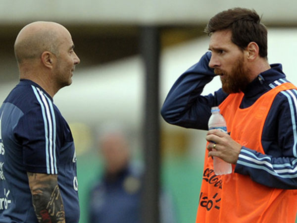 HLV Argentina thừa nhận sắp xếp đội hình để làm hài lòng Messi