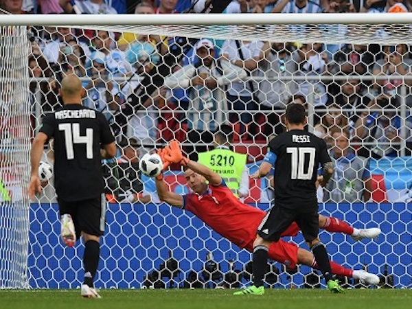 Những điều rút ra sau trận Argentina vs Iceland: Khi Messi ném 3 điểm ra đường
