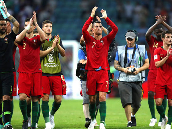 Ronaldo lập hat-trick, sức ép đè lên vai Messi