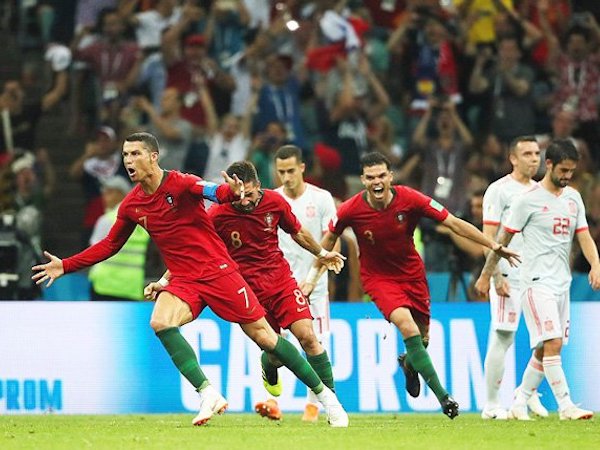 Ronaldo nổ hat-trick, Bồ Đào Nha rượt đuổi ngoạn mục Tây Ban Nha