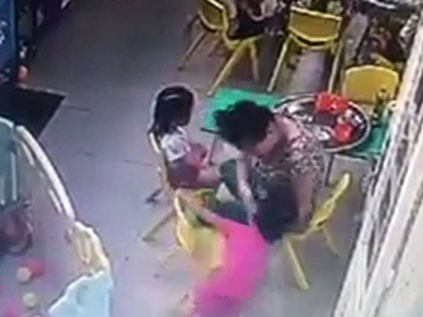TP.HCM: Đình chỉ hoạt động cơ sở giữ trẻ có bảo mẫu dùng tay tát liên tiếp vào mặt bé gái 3 tuổi trong bữa ăn sáng