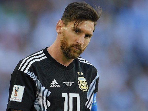 Messi hỏng penalty, Argentina ra quân thảm họa