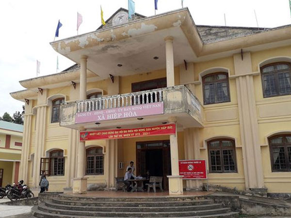 10 người thân làm quan 1 xã