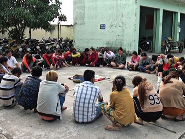 30 quý bà cùng 10 quý ông ăn thua tiền triệu trên chiếu bạc